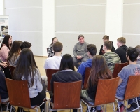 Daniel Kubiak (Zeitzeuge, Bildmitte) im Gespräch mit Schüler*innen der Klasse 10b, Oberschule Hohen Neuendorf